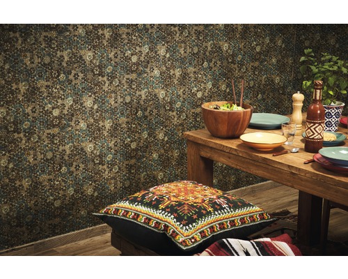 Woonkamer met behang met motief, houten tafel en decoratie