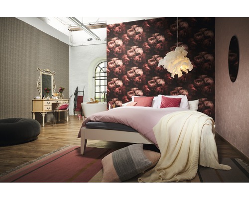 Slaapkamer met bed, bloemenbehang, spiegelkaptafel en bad