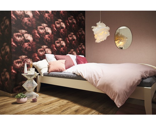 Lichte slaapkamer met bed, nachtkastje en bloemenbehang