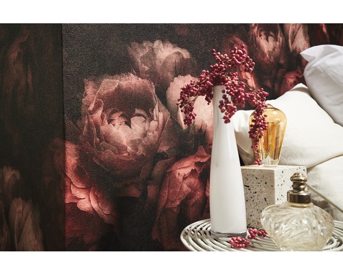 Close-up van een kamer met bloemenbehang, vazen en decoraties.