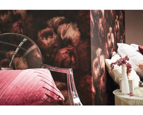 Kameropstelling met bloemenbehang, stoel en sierkussens