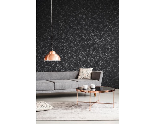 Woonkamer met grijze bank, salontafel en behang met patroon