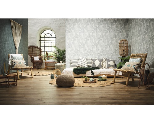 Woonkamer met zitplaatsen, kussens en decoratieve elementen op een houten vloer