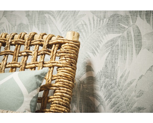 Detailopname van een rotan meubel voor een muurbehang met bladerpatroon