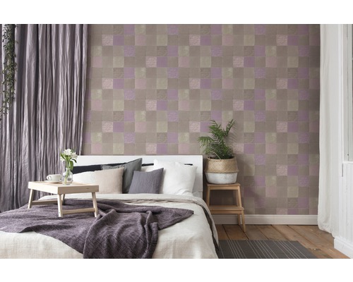 Slaapkamer met bed, gordijnen en behang met vierkant patroon