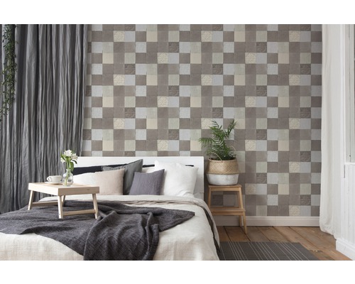 Lichte slaapkamer met bed, gordijnen en wandbekleding met tegelmotief