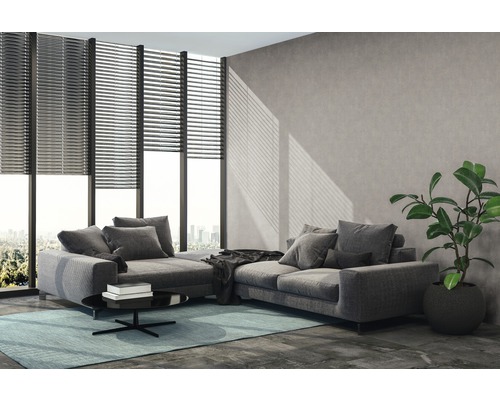 Woonkamer met bank, salontafel en kamerplant