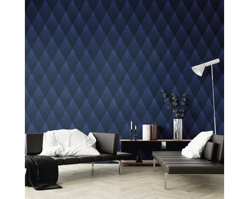 Een woonkamer met een muur gedecoreerd met blauw ruitjesbehang, inclusief banken, een plank en een staande lamp.
