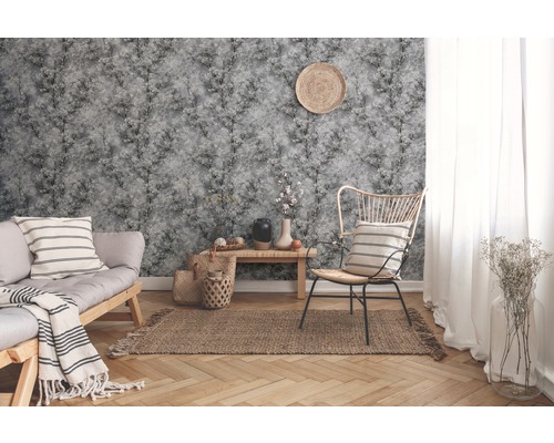 Woonkamer met grijs behang, bank, fauteuil en houten vloer