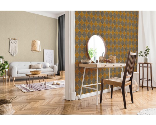 Woonkamer met bank, tafel, decoratie en behang met motief