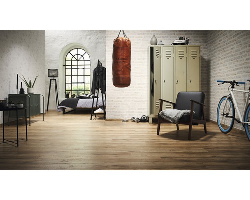 Woonkamer met houten vloer, bokszak, kluisje en bed