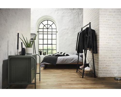 Slaapkamer met bed, kledingrek, commode en groot raam