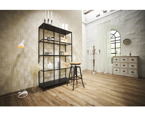 Lichte kamer met plank, vloerlamp, kruk en commode voor raam