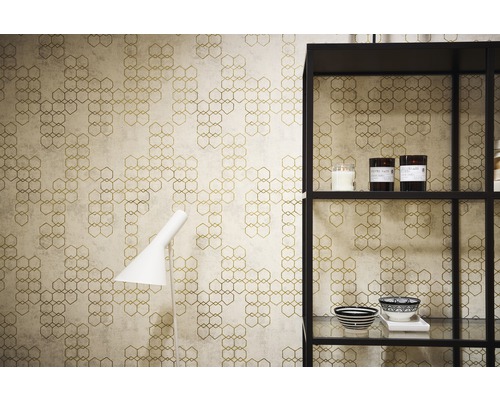 Woonkamerontwerp met behang, lamp en plank