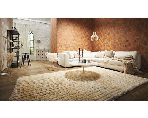 Woonkamer met bank, tapijt en decoratieve objecten voor een gezellige sfeer