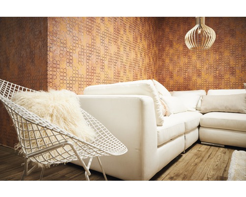 Woonkamer met witte bank, stoel, lamp en behang met patroon