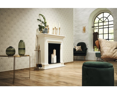 Woonkamer met open haard, fauteuils en decoratie