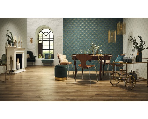 Woonkamer met open haard, eettafel en serveerwagen