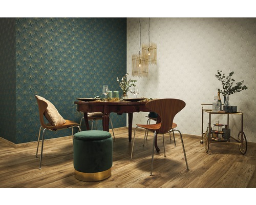 Eetkamer met eettafel, stoelen, serveerwagen, hanglampen en patroonbehang