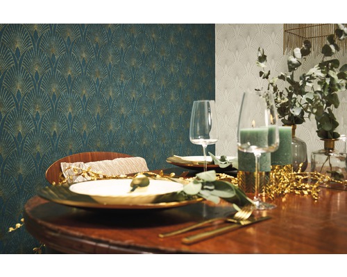 Decoratieve eetkamer met wandbekleding en tafeldecoratie