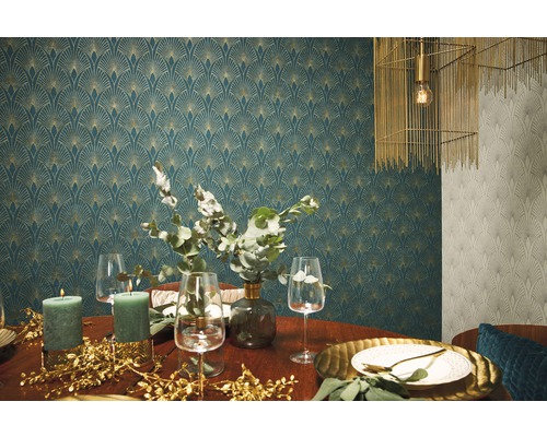 Gedecoreerde eettafel voor een muur met behang met patroon.