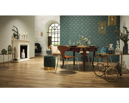 Woonkamer met eettafel, stoelen, open haard en decoraties in een lichte en vriendelijke ambiance.