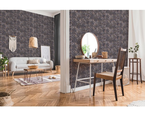 Woonkamer met bank, tafel en behang met patroon