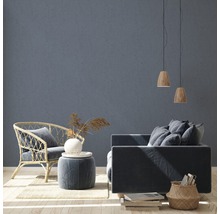 Woonkamer met fauteuil, bank, kruk en decoratieve verlichting