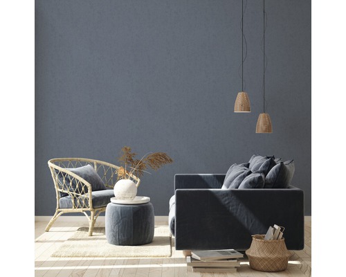 Woonkamer met fauteuil, bank, kruk en decoratieve verlichting