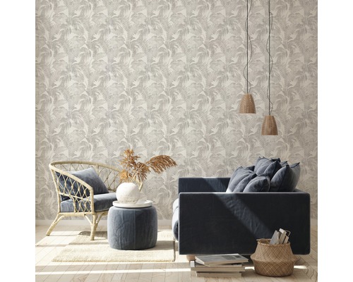 Lichte woonkamer met palmbladbehang, bank en stoel