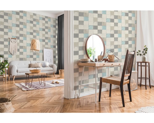 Woonkamer met patchwork wandbekleding, bank, tafel en stoel