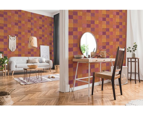 Woonkamer met patroonbehang, bank en houten vloer