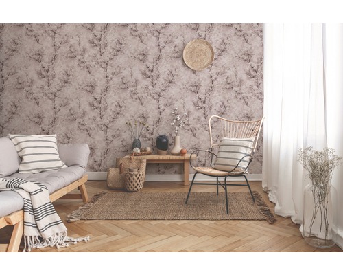 Woonkamer met behang met motief, bank, fauteuil en tapijt