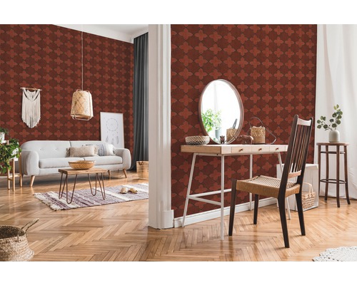 Woonkamer met patroonbehang, bank en houten vloer