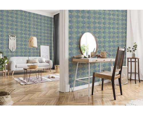 Woonkamer met behang in tegellook, bank en houten vloer