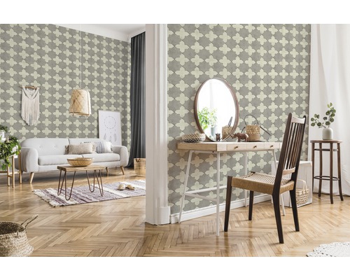 Woonkamer met behang met patroon, bank en houten vloer