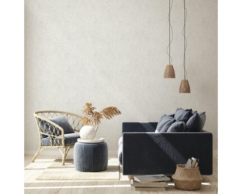 Lichte woonkamer met bank, fauteuil, kruk en decoratie