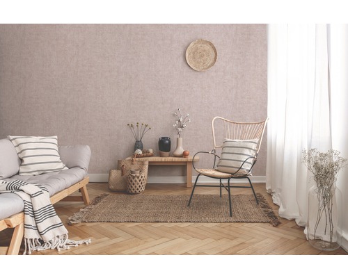 Woonkamer met bank, stoel, tapijt en decoratieve elementen voor een gezellige sfeer