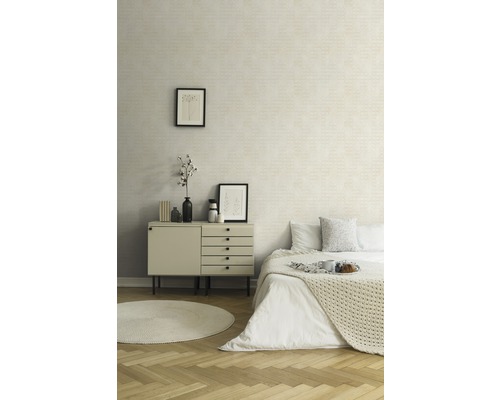 Slaapkamer met tweepersoonsbed, dressoir en behang met patroon