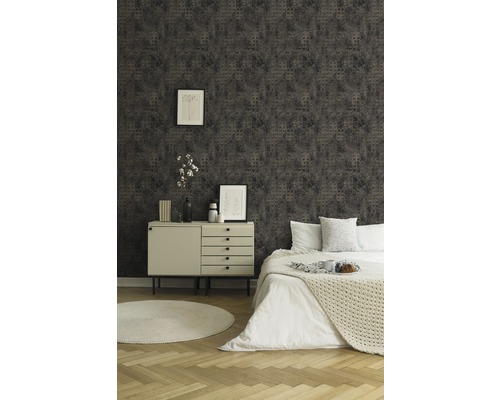 Slaapkamer met patroonbehang, dressoir en bed