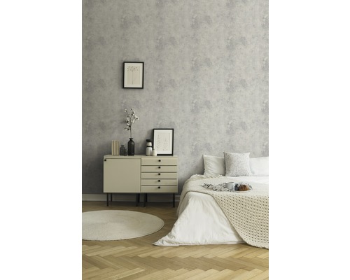 Slaapkamer met bed, commode en behang met patroon