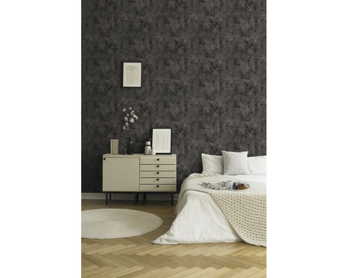 Slaapkamer met patroonbehang, bed, commode en decoratie