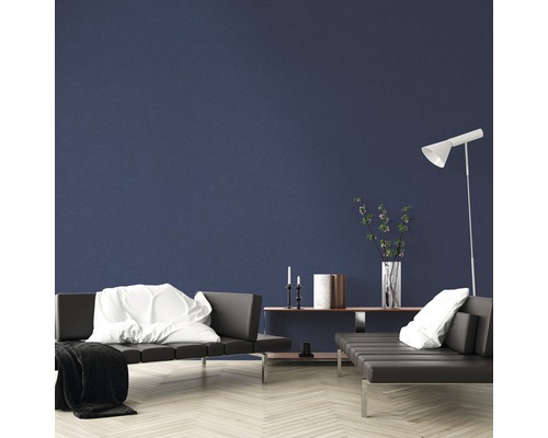Woonkamer met bank en plank voor een muur