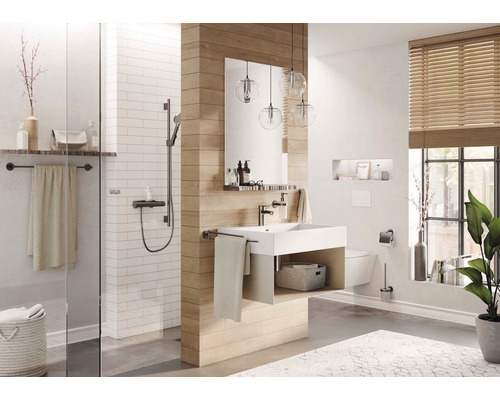 Lichte badkamer met douche, wastafel, spiegel en houten details voor een moderne sfeer