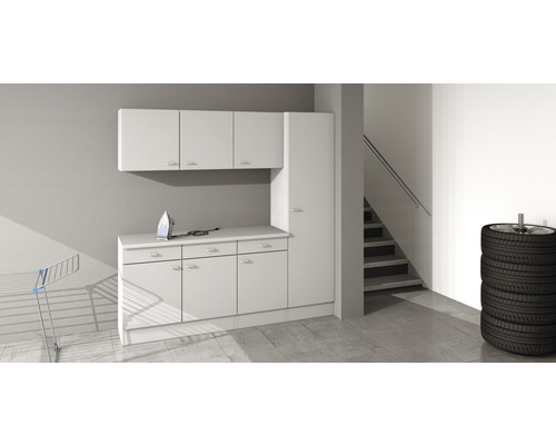 Lichte garage met witte opbergkasten, strijkijzer en autobanden