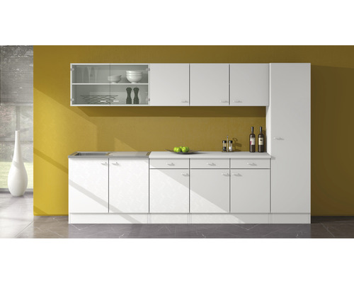 Keuken met spoelbak, hangkasten en hoge kast