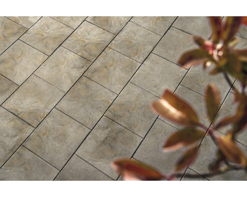 Betonnen rechthoekige straatstenen buiten geplaatst