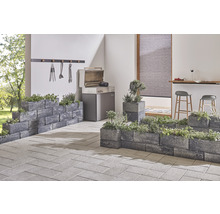 Terras met barbecue, plantenbakken, kruiden en bestrating