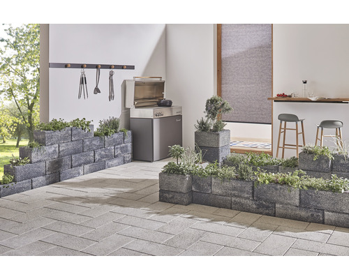 Terras met barbecue, plantenbakken, kruiden en bestrating