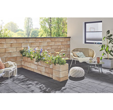 Balkon met muren van plantenbakstenen, zitplaatsen en planten